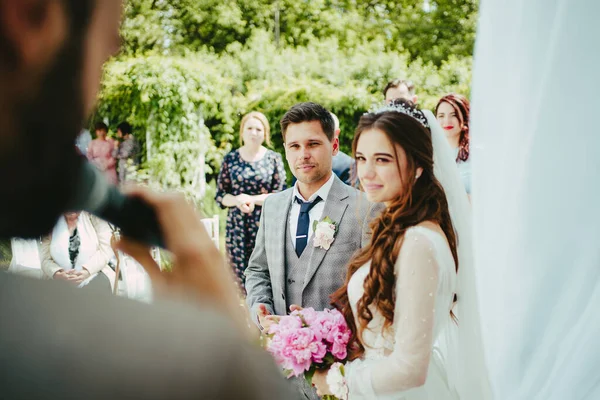 結婚式 花嫁と新郎がサインアップ — ストック写真