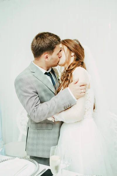 花嫁と新郎は白い背景でキス — ストック写真