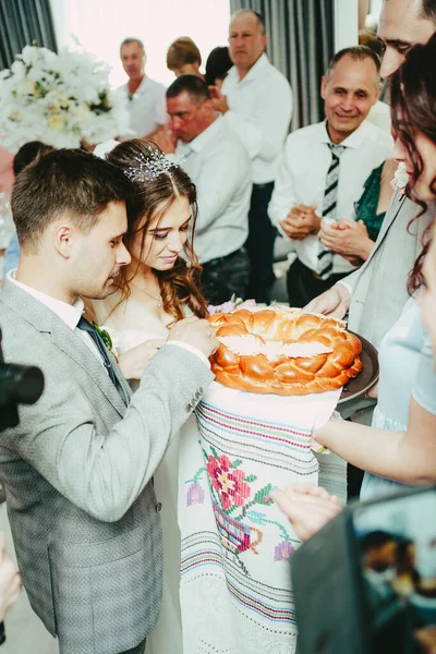 新郎と新婦はパンと塩であなたを迎えます モルドバの結婚式 — ストック写真