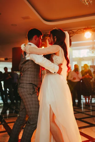 Νύφη Και Γαμπρός Χορεύουν Waltz Χορός Της Νύφης Και Του — Φωτογραφία Αρχείου