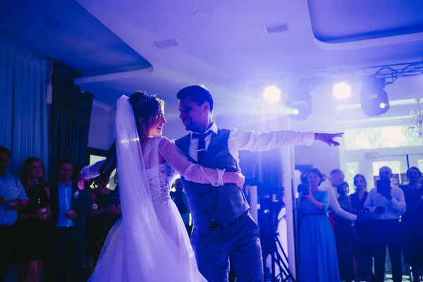 Νύφη Και Γαμπρός Χορεύουν Waltz Χορός Της Νύφης Και Του — Φωτογραφία Αρχείου
