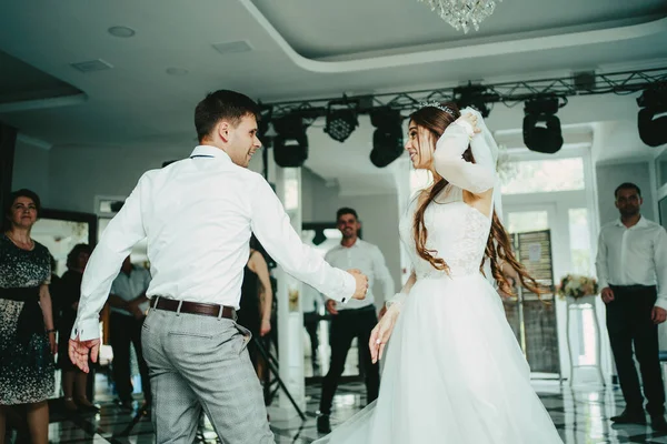 花嫁と新郎が踊っている ワルツ 花嫁と新郎のダンス — ストック写真