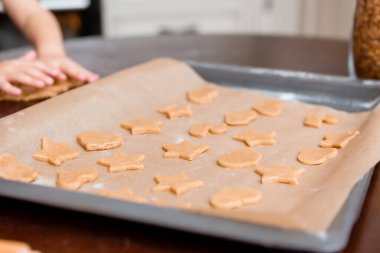  Noel için mutfakta zencefilli kurabiye pişiren kız.