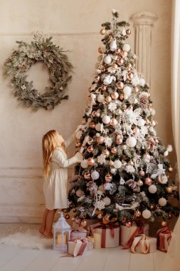 Güzel dekorasyon. Noel ağacı. Noel sabahı