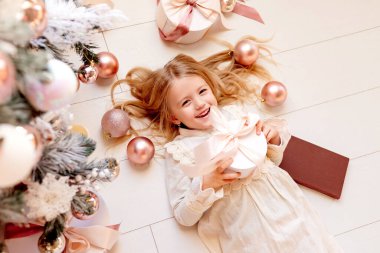 Noel ağacının yanında retro giysili şirin sarışın kız, yukarıdan manzara, mesaj için yer.