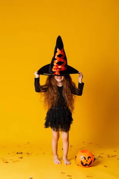 Klein Meisje Met Lang Rood Haar Een Halloween Heks Kostuum — Stockfoto