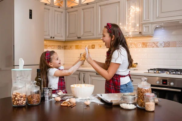 Two Little Girls Cooking Home Kitchen Ginger Cookies Christmas — Stock Photo, Image