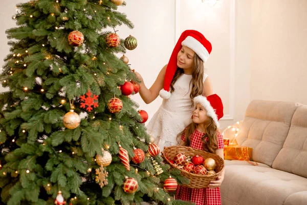 Dos Niñas Decorando Árbol Navidad Casa —  Fotos de Stock