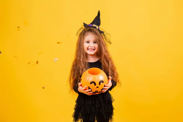 長い赤い髪の女の子はハロウィンの魔女の衣装で笑顔 子供のためのハロウィーン テキストのためのスペース — ストック写真