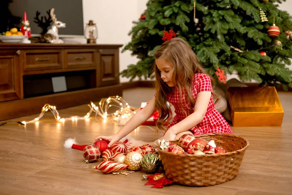 Menina Bonito Vestido Vermelho Decorando Árvore Natal Casa — Fotografia de Stock