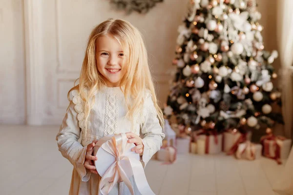 Симпатична Маленька Блондинка Тримає Подарункову Коробку Поруч Ялинкою Концепція Різдвяного — стокове фото