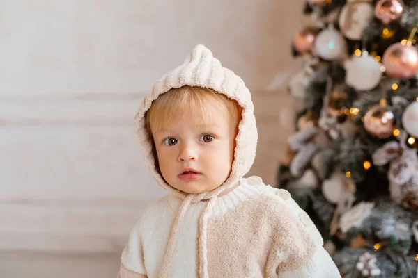 Niño Pequeño Traje Neopreno Bebé Cerca Del Árbol Navidad Navidad —  Fotos de Stock