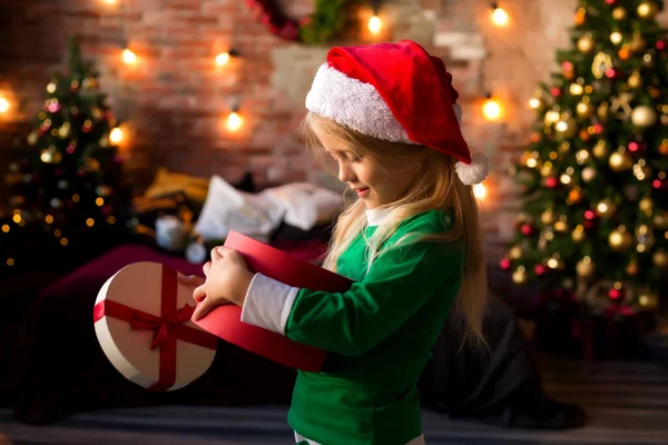 Linda Niña Pijama Cerca Del Árbol Navidad Con Caja Regalo —  Fotos de Stock