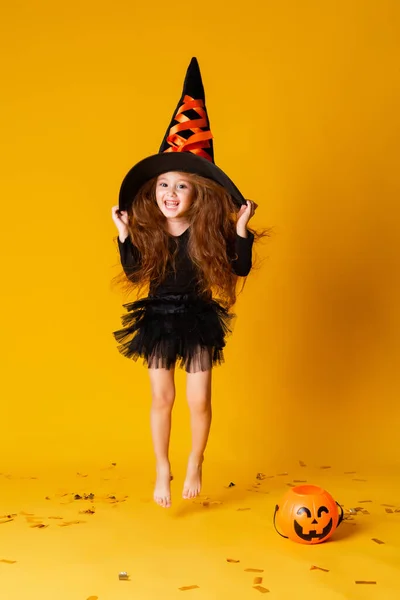Klein Meisje Met Lang Rood Haar Een Halloween Heks Kostuum — Stockfoto