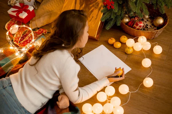 크리스마스 바닥에 스웨터를 산타클로스에게 편지를 아름다운 — 스톡 사진