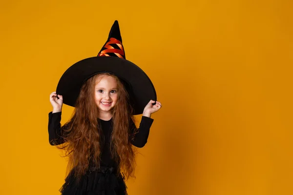 Klein Meisje Met Lang Rood Haar Een Halloween Heks Kostuum — Stockfoto