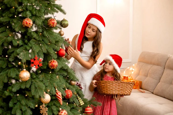 Δύο Κοριτσάκια Στολίζουν Ένα Χριστουγεννιάτικο Δέντρο Στο Σπίτι — Φωτογραφία Αρχείου