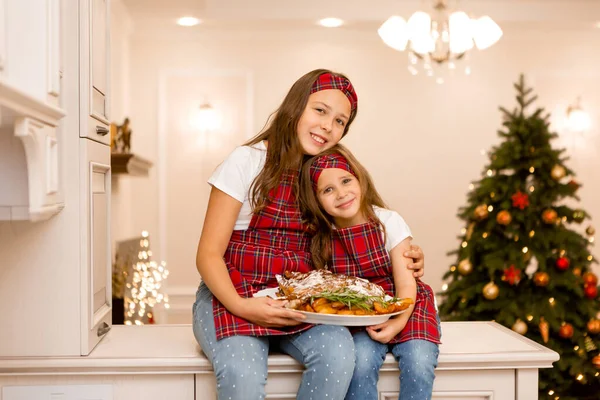 Two Little Girl Sisters Cooking Home Christmas Dinner Christmas — Stock Photo, Image