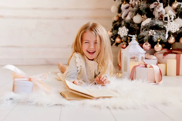 Petite Fille Blonde Mignonne Lisant Livre Maison Près Sapin Noël — Photo