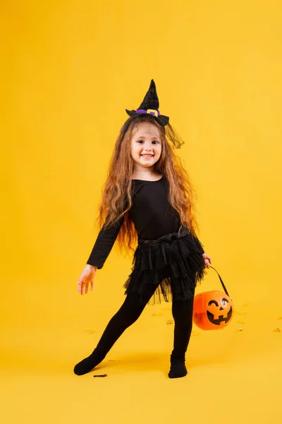 Klein Meisje Met Lang Rood Haar Lacht Een Halloween Heksenkostuum — Stockfoto