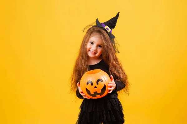 長い赤い髪の女の子はハロウィンの魔女の衣装で笑顔 子供のためのハロウィーン テキストのためのスペース — ストック写真