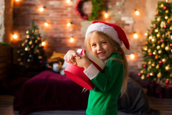 Χαριτωμένο Κοριτσάκι Πιτζάμες Κοντά Στο Χριστουγεννιάτικο Δέντρο Κουτί Δώρου — Φωτογραφία Αρχείου