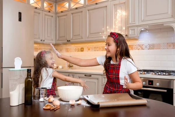 Two Little Girls Cooking Home Kitchen Ginger Cookies Christmas — Stock Photo, Image