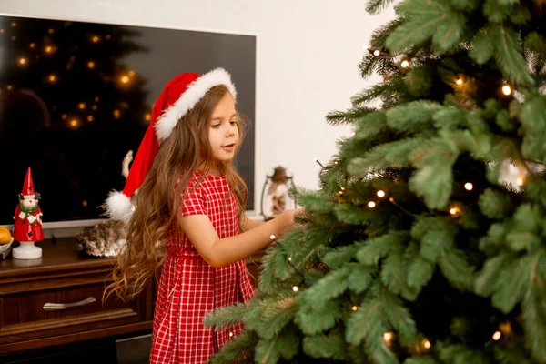 Linda Niña Vestido Rojo Decorando Árbol Navidad Casa —  Fotos de Stock