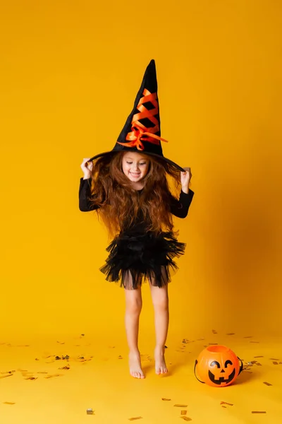 Klein Meisje Met Lang Rood Haar Een Halloween Heks Kostuum — Stockfoto