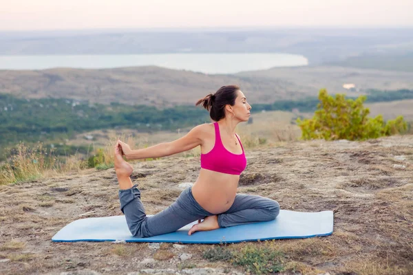 Junge Schwangere Frau Praktiziert Yoga Freien Yoga Bei Sonnenuntergang — Stockfoto