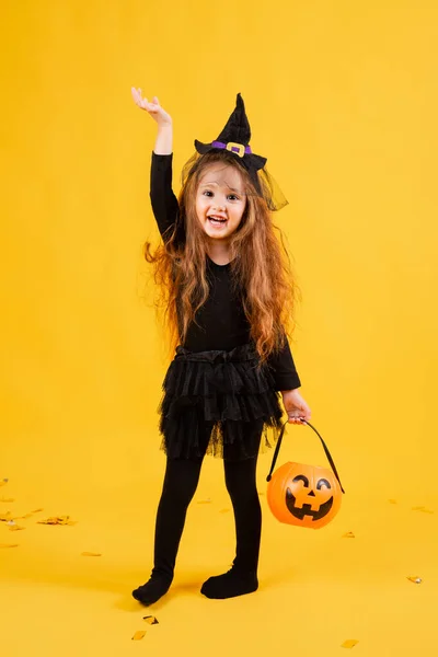 Klein Meisje Met Lang Rood Haar Lacht Een Halloween Heksenkostuum — Stockfoto