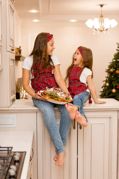 Δύο Μικρές Αδελφές Κορίτσια Μαγειρεύουν Στο Σπίτι Χριστουγεννιάτικο Δείπνο Για — Φωτογραφία Αρχείου