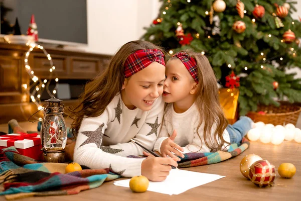 크리스마스 바닥에 소녀가 산타클로스에게 소원을 편지를 — 스톡 사진