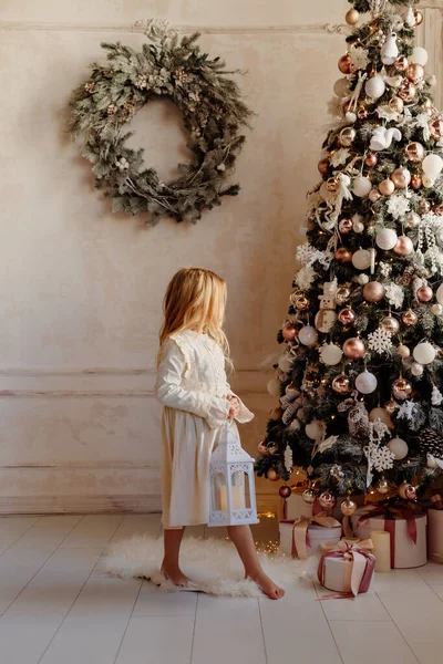 Χαριτωμένο Μικρό Ξανθό Κορίτσι Φόρεμα Διακόσμηση Χριστουγεννιάτικο Δέντρο Χριστουγεννιάτικο Πρωινό — Φωτογραφία Αρχείου