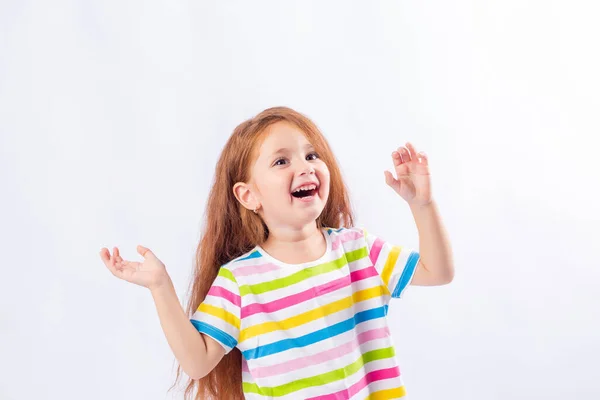 Liten Flicka Med Långt Rött Hår Ler Flerfärgad Shirt Vit — Stockfoto