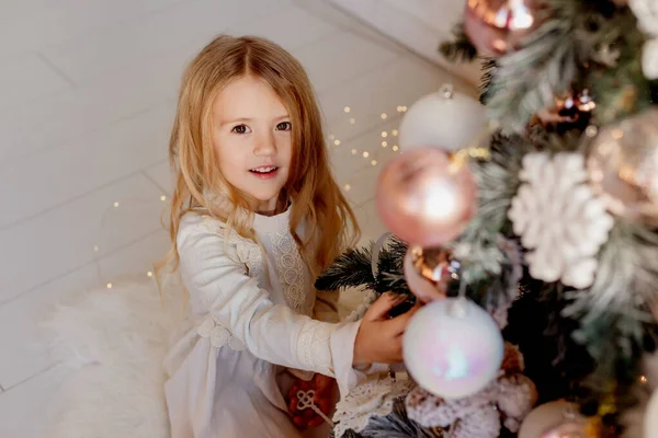 Χαριτωμένο Μικρό Ξανθό Κορίτσι Φόρεμα Διακόσμηση Χριστουγεννιάτικο Δέντρο Χριστουγεννιάτικο Πρωινό — Φωτογραφία Αρχείου