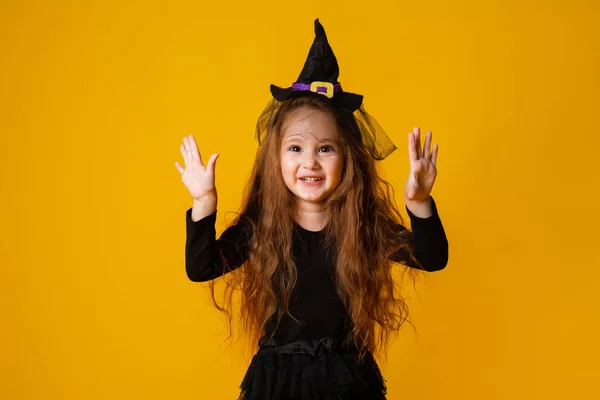 長い赤い髪の女の子はハロウィンの魔女の衣装で笑顔 子供のためのハロウィーン テキストのためのスペース — ストック写真