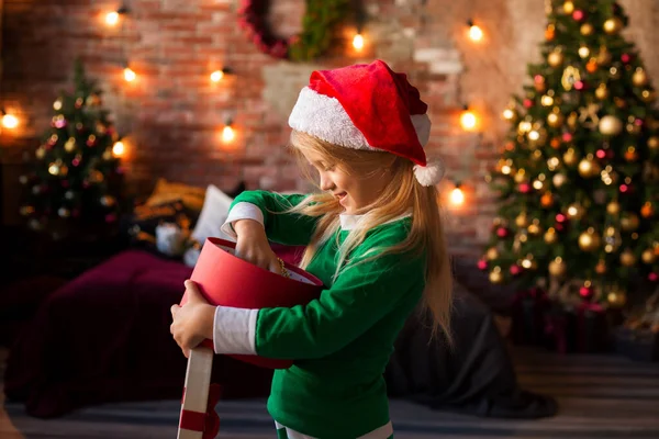 Linda Niña Pijama Cerca Del Árbol Navidad Con Caja Regalo —  Fotos de Stock