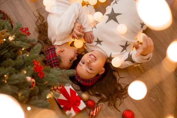 Δύο Αδελφές Παιδιά Δίπλα Ένα Χριστουγεννιάτικο Δέντρο Άποψη Από Ψηλά — Φωτογραφία Αρχείου