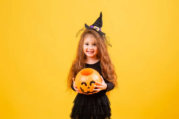 Dziewczynka Długimi Rudymi Włosami Uśmiecha Się Kostiumie Czarownicy Halloween Halloween — Zdjęcie stockowe