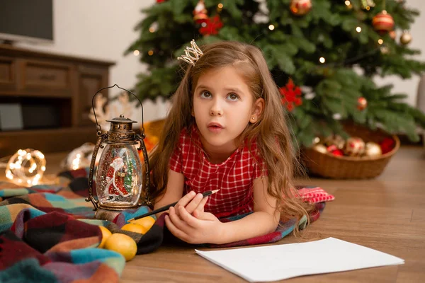 Menina Bonito Vestido Vermelho Escrevendo Carta Para Papai Noel Lado — Fotografia de Stock