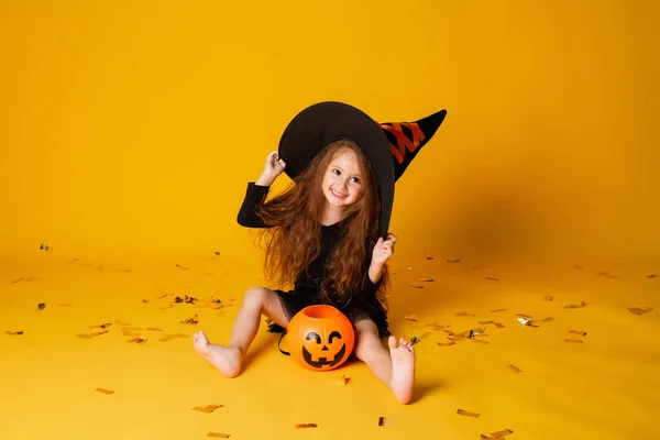 Klein Meisje Met Lang Rood Haar Een Halloween Heks Kostuum — Stockfoto