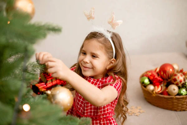 Linda Niña Vestido Rojo Decorando Árbol Navidad Casa —  Fotos de Stock