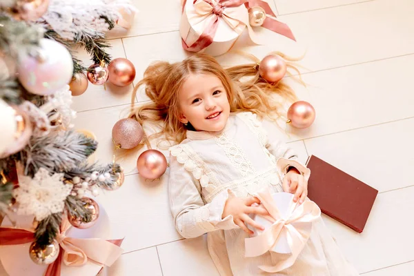 Χαριτωμένο Μικρό Ξανθό Κορίτσι Ρετρό Φόρεμα Κοντά Στο Χριστουγεννιάτικο Δέντρο — Φωτογραφία Αρχείου