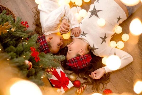 Dos Hermanas Niños Lado Una Vista Del Árbol Navidad Desde —  Fotos de Stock