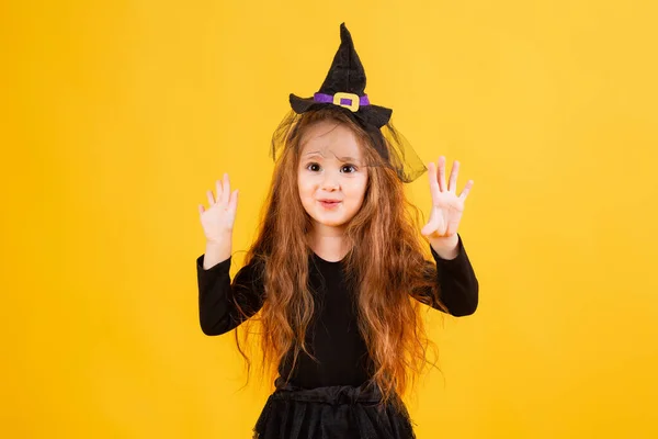 長い赤い髪の女の子はハロウィンの魔女の衣装で笑顔 子供のためのハロウィーン テキストのためのスペース — ストック写真