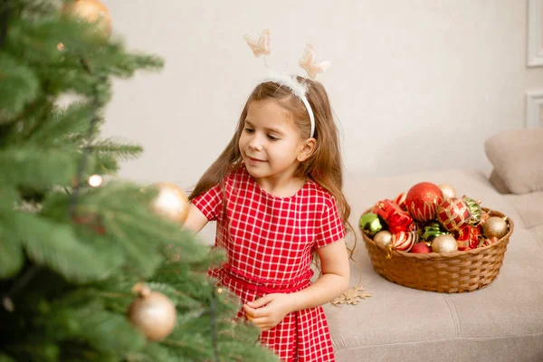 Menina Bonito Vestido Vermelho Decorando Árvore Natal Casa — Fotografia de Stock