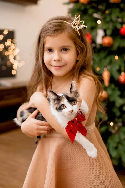 かわいいです女の子受信しましたAギフト子猫のための新年 — ストック写真