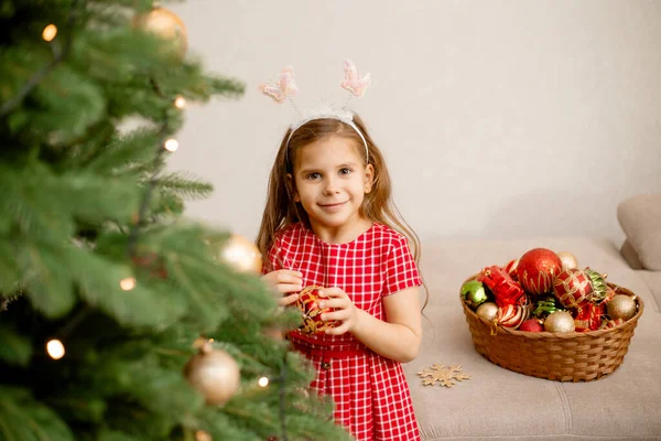 Petite Fille Mignonne Robe Rouge Décorant Arbre Noël Maison — Photo