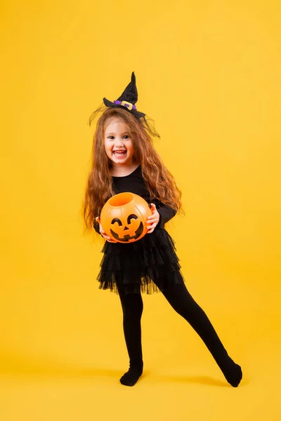 Klein Meisje Met Lang Rood Haar Lacht Een Halloween Heksenkostuum — Stockfoto